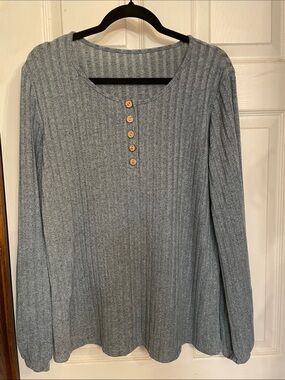 Source Unknown Gray Ribbed Long Sleeve Henley Top with Wood Buttons